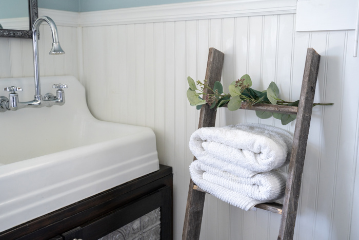 Rustic Farmhouse Reclaimed Wood Decorative Bookcase/Blankets Picket Ladder