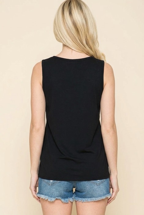 SOLID TANK TOP WITH FLAG DETAIL