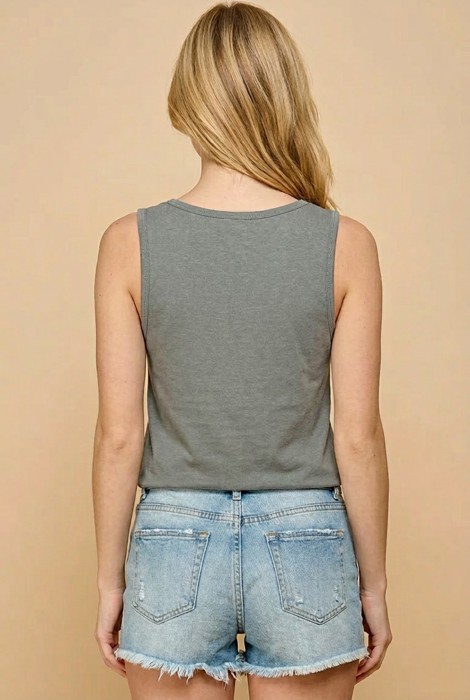 SOLID TANK TOP WITH FLAG DETAIL