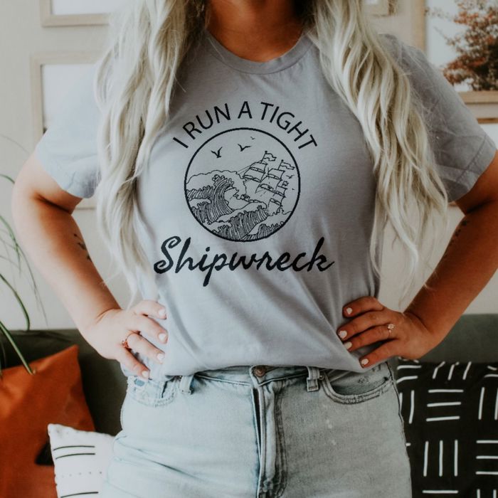 I RUN A TIGHT Shipwreck - T-Shirts (Unisex Bella Longer Length)