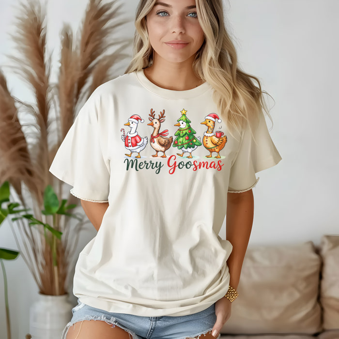 Merry Goosmas Goose Funny Graphic Tee – Silly Holiday Shirt for Animal Lovers, Cute Farm Goose Christmas Top, Humorous Festive Gift for Women