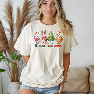 Merry Goosmas Goose Funny Graphic Tee – Silly Holiday Shirt for Animal Lovers, Cute Farm Goose Christmas Top, Humorous Festive Gift for Women