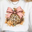  Leopard Pumpkin Fall Halloween - Pink Bow Crew Neck Sweatshirt, Trendy Autumn Animal Print Top, Cute Fall Outfit, Cozy Thanksgiving Shirt�