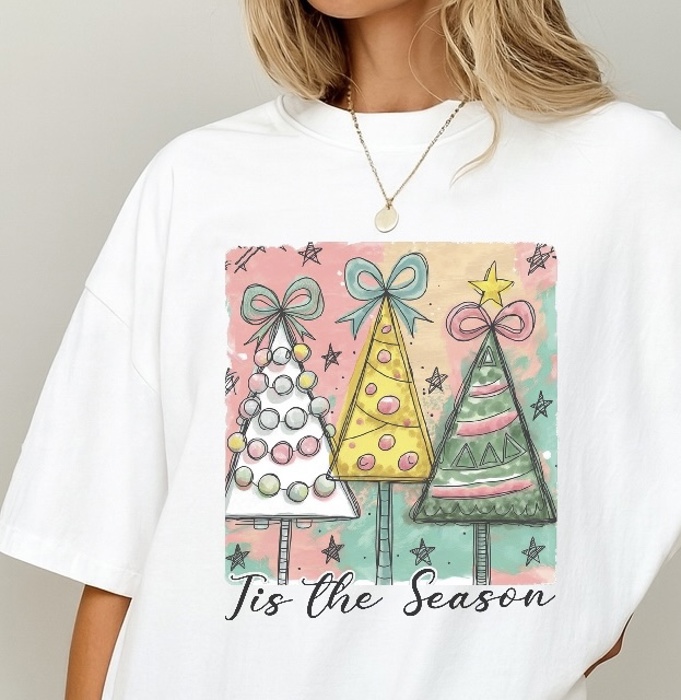 Preppy Tis the Season Christmas Tree Graphic Tee – Pastel Bow Holiday Shirt, Cute Coquette Aesthetic Top, Retro Festive Winter Outfit for Women