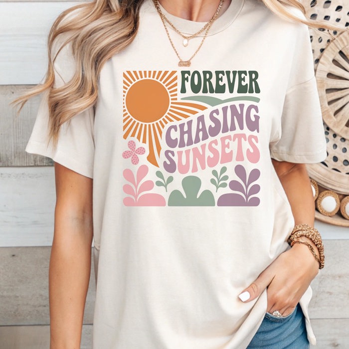 Forever Chasing Sunsets Graphic Tee Retro Boho Summer T-Shirt Colorful Sunset Vibes Top