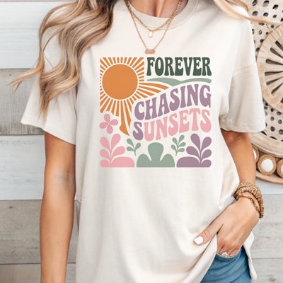 Forever Chasing Sunsets Graphic Tee Retro Boho Summer T-Shirt Colorful Sunset Vibes Top