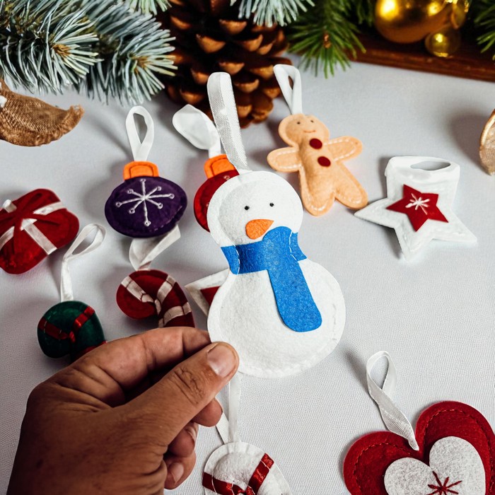 Christmas 2025 Advent Calendar, Handmade Hanging Christmas Countdown with Plush Fabric Ornament Options, Reusable Holiday Felt Advent 