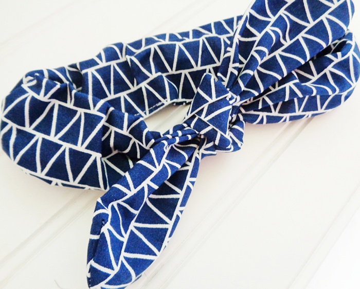 Knotted Elastic Headband - White Triangles on Navy
