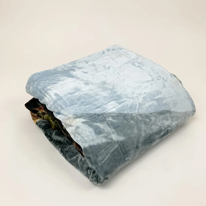 Cozy and Luxurious Flannel/Sherpa Queen Sized Blanket