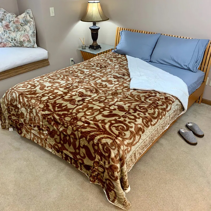 Cozy and Luxurious Flannel/Sherpa Queen Sized Blanket