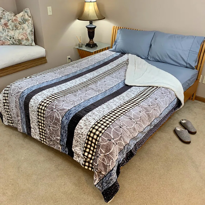 Cozy and Luxurious Flannel/Sherpa Queen Sized Blanket