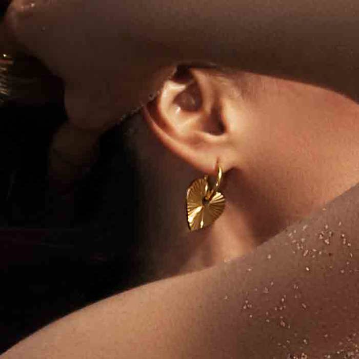 Pleating Heart Huggies 2-Ways Dangled Gold Earrings