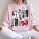 XXL Light Pink Christmas Cats Festive Feline Artwork For Cat Lovers With Cozy Holiday Spirit Sweatshirt