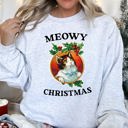 XXL Ash Light Gray Meowy Christmas Retro Cat Illustration With Whimsical Holiday Charm For Festive Cozy Nights Sweatshirt
