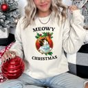XL Sand Meowy Christmas Retro Cat Illustration With Whimsical Holiday Charm For Festive Cozy Nights Sweatshirt