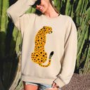  Leopard Heart Spots Valentine's Day Leopard Print Love Pattern Cozy Vintage Style Sweatshirt
