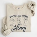  Sweeter Than Honey, Country Gal Western Cowgirl Spirit Graphic Sweatshirt For Rustic Country Living