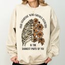 XXL Sand Find Someone Who Grows Flowers Skeleton Cowgirl Floral Western Skeleton Art Design Sweatshirt