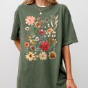 XL Moss Dark Green Autumn Pressed Flowers With Botanical Leaves And Rustic Fall Aesthetic For Nature Lovers Comfort Colors Tee