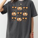Small Pepper Dark Gray Halloween Pumpkins Bows Jack-O-Lantern Girly Ribbons Coquette Spooky Autumn Fall Thanksgiving Comfort Colors Tee