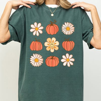 Retro Daisies and Pumpkins Vintage Fall Autumn Thanksgiving Halloween Comfort Colors Tee