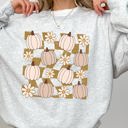 Large Ash Light Gray Checkered Pumpkins Daisies Flowers Vintage Retro Hippie Positivity Halloween Autumn Sweatshirt