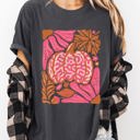 Medium Pepper Dark Gray Retro Floral Pumpkin Jack-O-Lantern Harvest Fall Seasonal Design Print Comfort Colors Tee