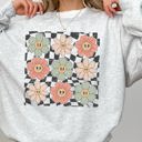 XXXL Ash Light Gray Retro Flowers Checkered Daisies Hippie Cute Positivity Vintage Floral Motif Across Checkerboard Panels Sweatshirt