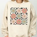 XXXL Sand Retro Flowers Checkered Daisies Hippie Cute Positivity Vintage Floral Motif Across Checkerboard Panels Sweatshirt