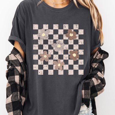 Retro Minimalist Flowers, Checkered, Vintage, Floral, Daisies Comfort Colors Tee