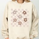 Medium Sand Retro Minimalist Flowers Checkered Vintage Floral Daisies Patterned Print Sweatshirt