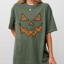  Spooky Jack-O-Lantern Retro Halloween Checkered Pumpkin Scene Comfort Colors Tee