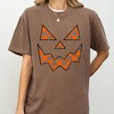 XXL Espresso Brown Spooky Jack-O-Lantern Retro Halloween Checkered Pumpkin Scene Comfort Colors Tee