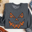 XXXL Dark Gray Heather Spooky Jack-O-Lantern Retro Halloween Pumpkin Checkered Graphic Cozy Seasonal Sweatshirt