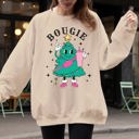 Medium Sand Bougie Christmas Tree Santa Winter Snow Xmas Cozy Festive Holiday Graphic Sweatshirt