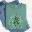 XXXL Light Green Merry And Bright Christmas Tree With Ornaments And Santa In Winter Comfort Colors Tee