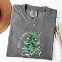 Medium Pepper Dark Gray Merry And Bright Christmas Tree With Ornaments And Santa In Winter Comfort Colors Tee