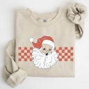 XL Sand Retro Santa Checkered Christmas Pattern Vintage Santa Claus Artwork For Winter Cozy Sweatshirt