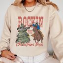 XXL Sand Rockin Around The Christmas Tree Cowboy Lasso Santa Western Xmas Graphic Sweatshirt