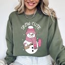 XL Military Green Snow Bougie Snowman Christmas Winter Xmas Festive Cozy Holiday Vibes Warm Seasonal Sweatshirt