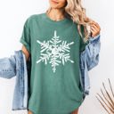 XXL Light Green Snowflake Beautiful Winter Christmas Snow Xmas Edition Vintage Holiday Design Comfort Colors Tee