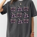 Large Pepper Dark Gray Retro Checkered Bow Coquette Vintage Western Witch Aesthetic Meme Halloween Costume Comfort Colors Tee