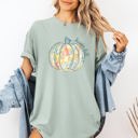 Medium Bay Light Sage Floral Pumpkin Happy Fall Pastels Flowers Autumn Thanksgiving Comfort Colors Tee