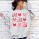  XOXO Valentine's Day Checkered Retro Love Hearts Cozy Warmth Fleece-Soft Sweatshirt