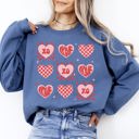 XXXL Indigo Blue XOXO Valentine's Day Checkered Retro Love Hearts Cozy Warmth Fleece-Soft Sweatshirt