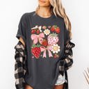  Retro Strawberries And Daisies Vintage Floral Print Pretty Nostalgic Summer Vibe Comfort Colors Tee