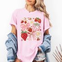 XXXL Blossom Light Pink Retro Strawberries And Daisies Vintage Floral Print Pretty Nostalgic Summer Vibe Comfort Colors Tee