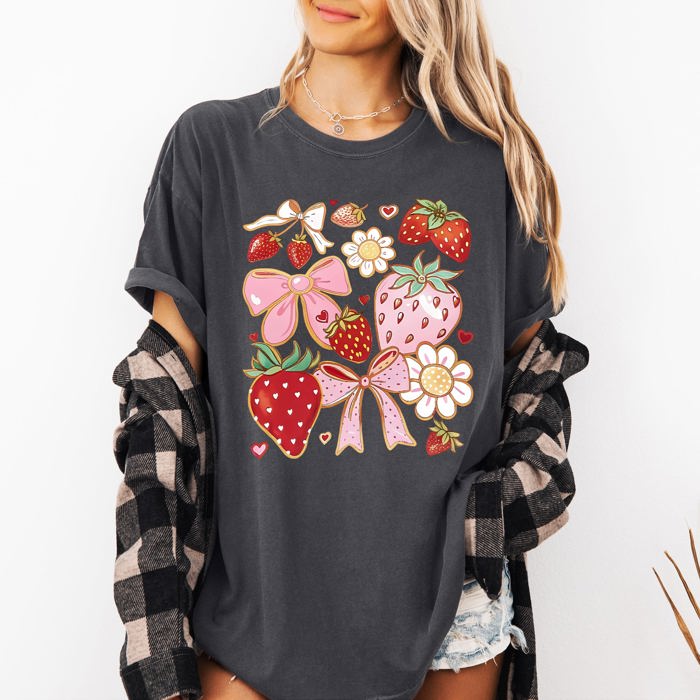 Retro Strawberries And Daisies Vintage Floral Print Pretty Nostalgic Summer Vibe Comfort Colors Tee