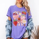 XXXL Violet Purple Retro Strawberries And Daisies Vintage Floral Print Pretty Nostalgic Summer Vibe Comfort Colors Tee