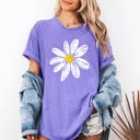 XXL Violet Purple Vintage Daisy Floral Print With Sunlit Summer Vibes And Timeless Floral Charm Comfort Colors Tee